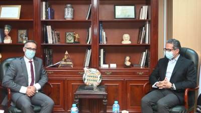 خالد العناني يبحث مع سفير سويسرا سبل تعزيز التعاون السياحي بين البلدين