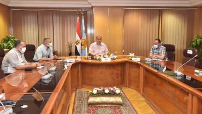 محافظ أسيوط يشدد على تكثيف حملات إزالة الإشغالات ونقل الباعة الجائلين 