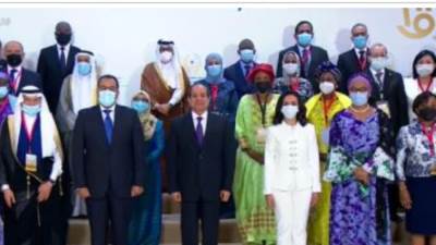 الرئيس السيسي يلتقط صورة تذكارية مع ممثلى الدول الأعضاء بالتعاون الإسلامي