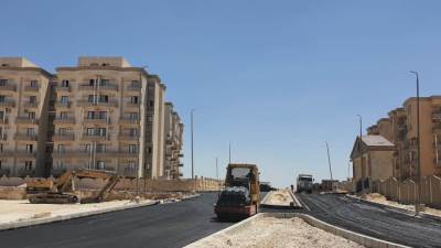 تكثيف أعمال الطرق بمدينتي «أكتوبر والمنيا» الجديدتين (صور)