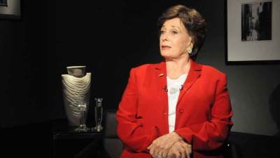 جيهان السادت ومواقف مع الرؤساء| أحرجها الرئيس الأمريكي أمام زوجها..وعاتبت زوجة القذافي على صور حائط منزلها