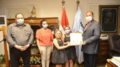 محافظ أسيوط يكرم الطفلة «سيلينا سمير» لفوزها بجائزة الدولة التشجيعية للمبدع الصغير