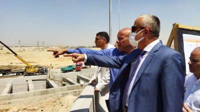 مسئولو "الإسكان" يتفقدون كوبري ونفق جارٍ تنفيذهما بتقاطع طريق الواحات مع الطريق الدائرى