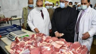 وزير الأوقاف يتفقد تجهيز لحوم الأضاحي بمجزر البساتين
