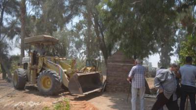 حملة مكبرة لإزالة مخالفات تغيير النشاط بالعاشر من رمضان.. (صور)