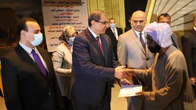 «سعفان» يسلم 2247 وثيقة تأمين علي الحياة للعمالة غير المنتظمة بالأقصر