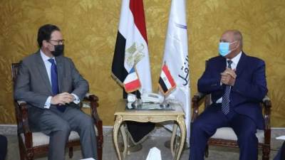 بمناسبة انتهاء فترة عمله.. كواليس لقاء وزير النقل مع السفير الفرنسي