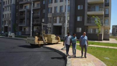 الإسكان: رصف الطرق لعمارات «دار مصر» غرب المال والأعمال والحي الـ32 بالعاشر