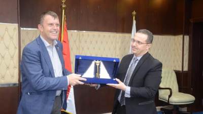 معاوزن وزير الإسكان يستقبل بطل العمل المناخي بالمملكة المتحدة لبحث آليات التعاون