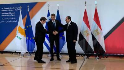 الرئيس السيسي يلتقط صورة تذكارية مع رئيس قبرص ورئيس وزراء اليونان