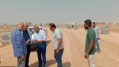 «بهجات» وقيادات «العاشر من رمضان» يتابعون أعمال الطرق المؤدية لمحطات القطار الكهربائى 