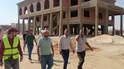 عمار مندور يتابع أعمال تنفيذ ناد بدر الرياضى جديد (صور)
