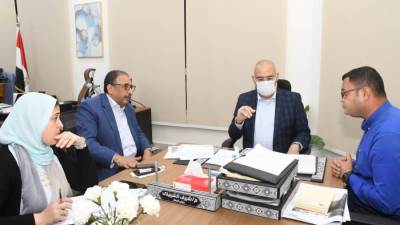  وزير الإسكان للمسئولين: لا نملك رفاهية الوقت.. واستبدلوا الشركات التي لا تحقق إنجاز المطلوب