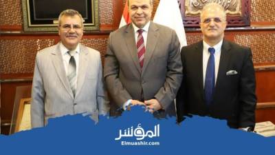 وزير القوى العاملة يكرم مدير بنك الرافدين العراقي بالقاهرة