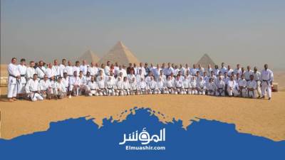 «تنشيطًا للسياحة».. صور تذكارية لبعثة بطولة كأس القارات الدولية للكاراتية أمام الأهرامات