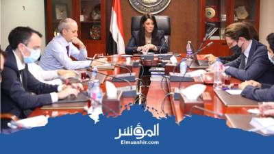 وزيرة التعاون الدولي تلتقي وفدًا من خبراء أسواق المال والاقتصاد الأجانب