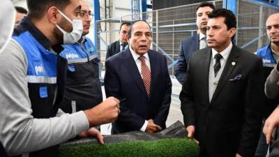 وزير الرياضة يتفقد مصنع النجيل الصناعي