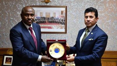  وزير الشباب والرياضة يبحث مع سفير جيبوتي تعزيز التعاون الثنائي
