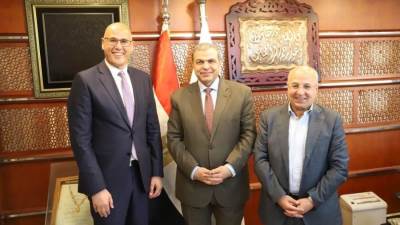 سعفان يوقع اتفاقية زيادة الأجور لنحو ٤٠٠٠ عامل بإحدى الشركات