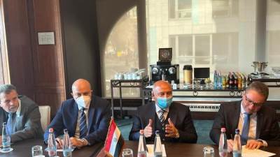 وزير النقل يتابع توريد صفقة ١٣٠٠ عربة سكة حديد جديدة في المجر 