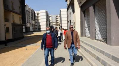 طلعت وأمين غنيم يتفقدان مشروعات الطرق والمحاور بالتجمع الثالث 