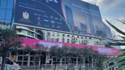 شوارع مدينة "كان" الفرنسية تتزين بـ"بانرات" للبرج الأيقوني ومشروعات العلمين الجديدة