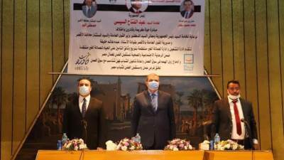 سعفان يسلم 2216 وثيقة تأمين تكافلي للعمالة غير المنتظمة بالأقصر