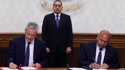 رئيس الوزراء يشهد توقيع إتفاقية تمويل فرنسي لتصنيع وتوريد عدد 55 قطاراً 