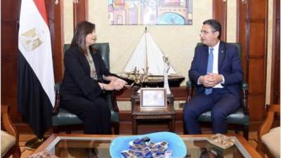 وزيرة الهجرة تبحث مع البريد تيسير استفادة المصريين بالخارج من الخدمات البريدية