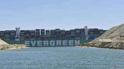 قناة السويس تشهد عبور السفينة العملاقة "EVER ARM" في رحلتها البحرية الأولى