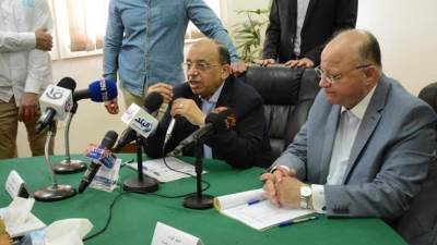 وزير التنمية المحلية: السلع الأساسية متوافرة بالأسواق بتخفيضات مناسبة للمواطنين  