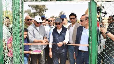 أشرف صبحي يفتتح ملعبا خماسيا ومعرضاً للمنتجات اليدوية بالواحات البحرية 