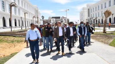 وزير الإسكان يتجول بالمدينة التراثية.. ويتفقد أعمال الميادين بمدينة العلمين الجديدة