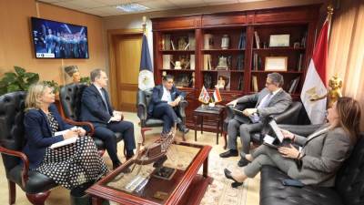 خالد العناني يلتقي بوزير الدولة البريطاني لشئون شمال إفريقيا وجنوب ووسط آسيا