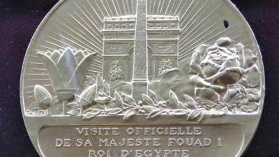 «أنامل من ذهب» تسك العملة.. والصورة بألف كلمة !