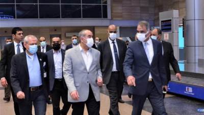 وزير الطيران يتفقد مطار القاهرة لمتابعة انتظام التشغيل وتهنئة العاملين والمسافرين