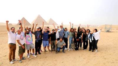 فرقة مارون فايف العالمية تزور منطقة أهرامات الجيزة