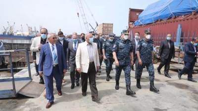  وزير النقل يتفقد الشركة المصرية لإصلاح وبناء السفن ويتابع تنفيذ المشروعات