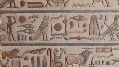 الأعلى للآثار: الكشف عن النقوش والصور الموجودة على جدران معبد إسنا