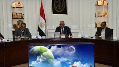 وزير الإسكان يتابع مع مسئولي شركة المقاولون العرب موقف تنفيذ المشروعات 