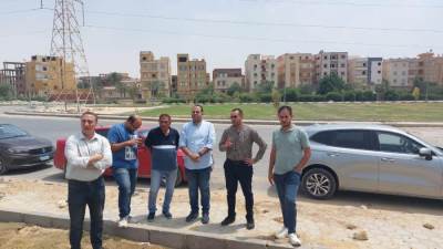 إدارة التجميل بالمجتمعات العمرانية تتفقد أعمال تطوير المسطحات الخضراء بمدينة ١٥ مايو