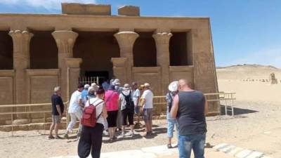 وفد سياحي من دولتي أمريكا وألمانيا يزور المناطق الاثرية بالمنيا