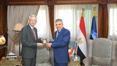 رئيس هيئة قناة السويس يبحث سُبل التعاون مع السفير الفرنسي في القاهرة