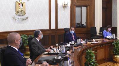 رئيس الوزراء يتابع خطط التوسع في إقامة مشروعات تحلية مياه البحر