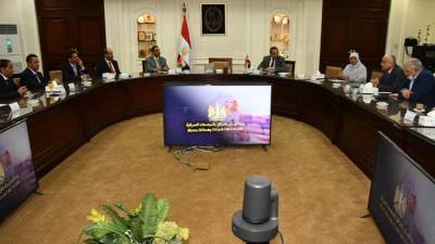 وزير الإسكان يعرض على مسئولين بعمان  التجربة العمرانية المصرية 