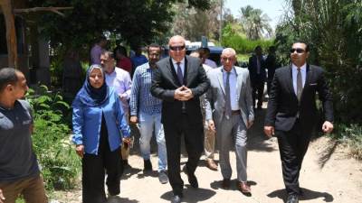 محافظ قنا يتفقد مشروع تطهير وإعادة تخطيط الغابة الشجرية بمنطقة الجبلاو