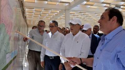 رئيس الوزراء يتفقد منشآت فندقية جارٍ تنفيذها استعدادا لمؤتمر تغير المناخ 