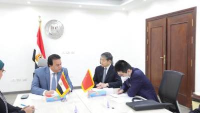 «عبد الغفار» يبحث مع السفير الصيني توطين صناعة اللقاحات في مصر 