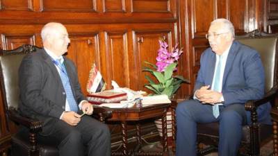 وزير الزراعة يبحث مع مسئول البنك الأوروبي للاستثمار المشروعات المستقبلية 