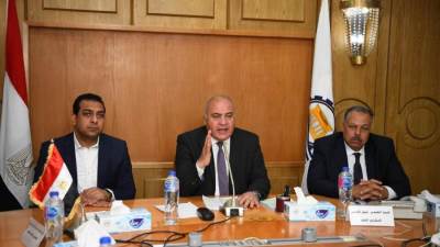 محافظ قنا يشارك في جلسة حوار مجتمعي حول مشروع «حيّنا»